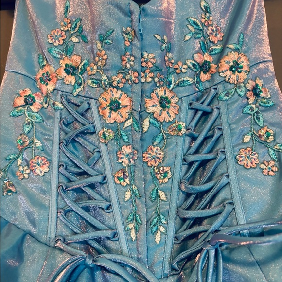 Exquisite grad/prom dress, size 6, Brand new condition. Paid $1800 new - Picture 1 of 8